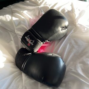 NWOT- kick boxing gloves- never used